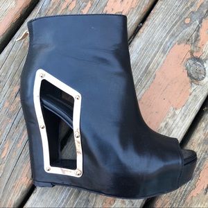 BCBG: Black Wedge Shoes, Gold Heel Detail (7.5)